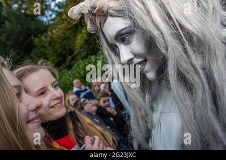 Alton Towers spaventa gli attori durante Scarefest Scarpe Fest Inc gli antenati di Alton e il Freak Show di Halloween paura Foto Stock