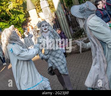 Alton Towers spaventa gli attori durante Scarefest Scarpe Fest Inc gli antenati di Alton e il Freak Show di Halloween paura Foto Stock