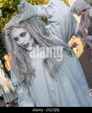 Alton Towers spaventa gli attori durante Scarefest Scarpe Fest Inc gli antenati di Alton e il Freak Show di Halloween paura Foto Stock