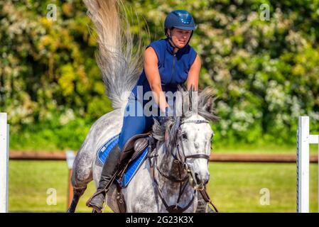 Coda volante. Rebecca Markillie Riding turbine Breeze mentre si allenano a cavallo presso lo Speetley Equestrian Centre, Barlborough, Chesterfield, Regno Unito Foto Stock