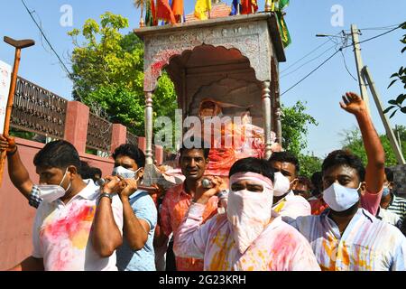 Beawar, India. 8 giugno 2021. I devoti che portano i resti mortali del National Jain Sadhvi Kamla Kanwar (85) che viene preso per gli ultimi riti, al crematorio indù di Beawar. Passò il lunedì sera dopo 49 giorni di Santhara (digiuno). Il Vice Presidente Nazionale del BJP e l'ex Ministro Capo del Rajasthan Vasundhara Raje ha condogliato la sua morte. (Foto di Sumit Saraswat/Pacific Press) Credit: Pacific Press Media Production Corp./Alamy Live News Foto Stock