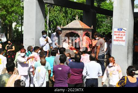 Beawar, India. 8 giugno 2021. I devoti eseguiranno gli ultimi riti di un National Jain Sadhvi Kamla Kanwar (85), al crematorio indù di Beawar. Passò il lunedì sera dopo 49 giorni di Santhara (digiuno). Il Vice Presidente Nazionale del BJP e l'ex Ministro Capo del Rajasthan Vasundhara Raje ha condogliato la sua morte. (Foto di Sumit Saraswat/Pacific Press) Credit: Pacific Press Media Production Corp./Alamy Live News Foto Stock