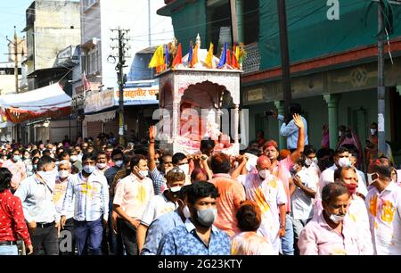 Beawar, India. 8 giugno 2021. I devoti Jain che portano i resti mortali del National Jain Sadhvi Kamla Kanwar (85) che viene preso per gli ultimi riti, al crematorio indù di Beawar. Passò il lunedì sera dopo 49 giorni di Santhara (digiuno). Il Vice Presidente Nazionale del BJP e l'ex Ministro Capo del Rajasthan Vasundhara Raje ha condogliato la sua morte. (Foto di Sumit Saraswat/Pacific Press) Credit: Pacific Press Media Production Corp./Alamy Live News Foto Stock