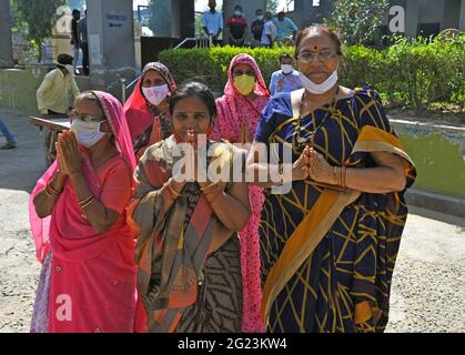 Beawar, India. 8 giugno 2021. I devoti eseguiranno gli ultimi riti di un National Jain Sadhvi Kamla Kanwar (85), al crematorio indù di Beawar. Passò il lunedì sera dopo 49 giorni di Santhara (digiuno). Il Vice Presidente Nazionale del BJP e l'ex Ministro Capo del Rajasthan Vasundhara Raje ha condogliato la sua morte. (Foto di Sumit Saraswat/Pacific Press) Credit: Pacific Press Media Production Corp./Alamy Live News Foto Stock