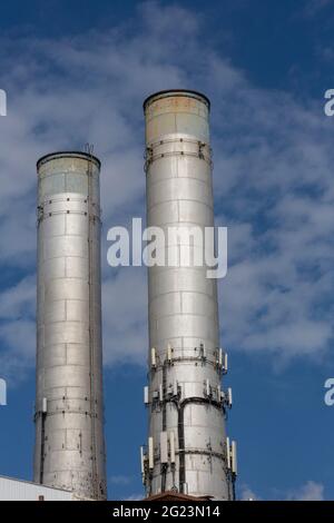 Detroit, Michigan - Smokestacks con apparecchiature di comunicazione wireless sull'impianto di produzione di vapore termico di Detroit. Il deli della pianta a gas naturale Foto Stock