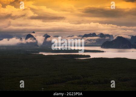 Il bellissimo scenario di Sametnangshe in tempo di alba con nebbia sulle montagne nella provincia di Phang Nga, Thailandia. Foto Stock