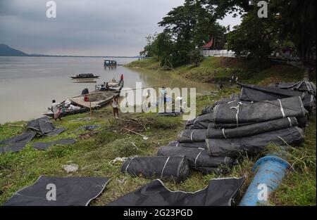 8 giugno 2021, Guwahati, Guwahati, India: Lavoratori mette sacchi di sabbia sulla riva del fiume Brahmaputra per controllare l'erosione del suolo prima della stagione monsone a Guwahati Assam India martedì 8 giugno 2021 (Credit Image: © Dasarath Deka/ZUMA Wire) Foto Stock