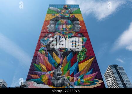 Murale chiamato 'equilibrio' in un edificio situato in Jarvis Street e Carlton Street, Toronto, Canada. Vista ad angolo basso e immagine simmetrica Foto Stock