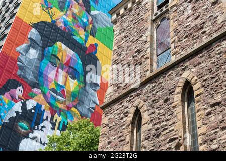 Murale chiamato 'equilibrio' in un edificio situato in Jarvis Street e Carlton Street, Toronto, Canada. L'arte urbana è incorniciata nel Saint Andrew Chur Foto Stock