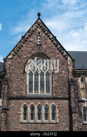 Parete laterale con finestra nella chiesa Battista di Jarvis Street a Toronto, Canada. L'edificio coloniale e' un punto di riferimento storico della citta' Foto Stock