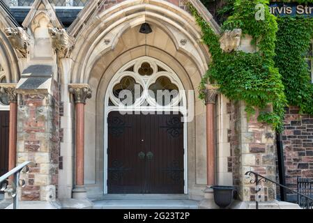 Porta d'ingresso in stile coloniale della Chiesa Battista di Jarvis Street a Toronto, Canada. L'edificio coloniale e' un punto di riferimento storico della citta' Foto Stock