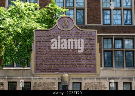 Jarvis Collegiate Institute un famoso edificio vecchio di Toronto in Jarvis Street, Canada. Targa storica Foto Stock