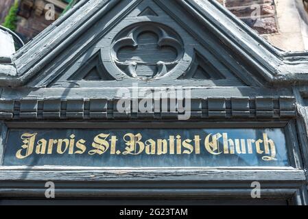 Cartello in legno che segna l'ingresso della chiesa Battista di Jarvis Street a Toronto, Canada. L'edificio coloniale e' un punto di riferimento storico della citta' Foto Stock