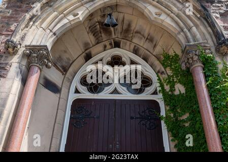 Porta in stile coloniale nella chiesa Battista di Jarvis Street a Toronto, Canada. L'edificio coloniale e' un punto di riferimento storico della citta' Foto Stock