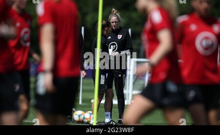 Cardiff, Galles, Regno Unito. 8 Giugno 2021. Hensol, Regno Unito. 8 giugno 2021. Gemma Grainger, la direttrice/allenatrice della squadra femminile del Galles (c) si occupa della sessione di allenamento della nazionale femminile del Galles a Hensol, nei pressi di Cardiff, martedì 8 giugno 2021. La squadra si prepara in vista della partita contro la Scozia la prossima settimana. Solo per uso editoriale, foto di Andrew Orchardl/Andrew Orchard sports photography/Alamy Live news Credit: Andrew Orchard sports photography/Alamy Live News Foto Stock