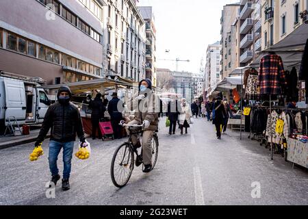 Milano - mercato all'aperto in via Cenisio all'epoca del Covid-19. La gente sta facendo shopping indossando maschere (Milano - 2021-01-12, Marco Passaro) p.s. la foto e' Foto Stock