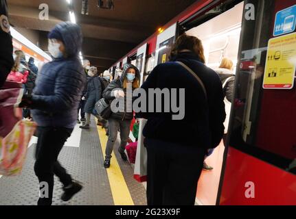 Milano, stazione Cadorna e interno della linea rossa della metropolitana (Milano - 2021-01-22, Duilio Piaggesi) p.s. la foto e' utilizzabile nel rispetto del co Foto Stock