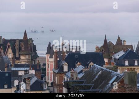 Trouville sur Mer (Normandia, Francia nord-occidentale): Panoramica della città e del mare al mattino Foto Stock