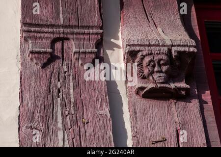 Honfleur (Normandia, Francia settentrionale): Scultura su un fascio di una casa a graticcio Foto Stock