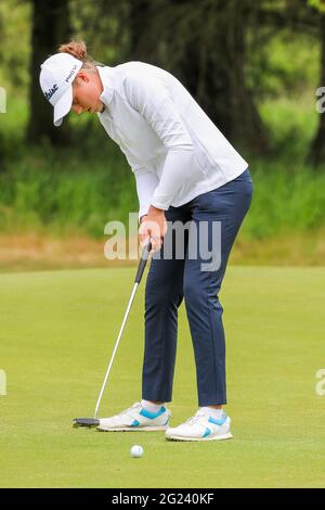 Troon, Regno Unito. 8 giugno 2021. HANNAH DARLING, di Broomieknowe, il 17 anni membro della Curtis Cup Squad, continua a giocare nel secondo round del 118° Campionato Amatoriale di golf femminile sul campo da golf Barassie Links, Troon dopo aver segnato 5 Under nel primo round. Credit: Findlay/Alamy Live News Foto Stock