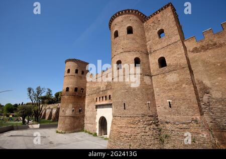 Italia, Roma, Mura Aureliane, porta Asinaria, antica porta romana Foto Stock