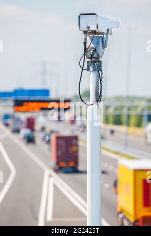 Telecamera di sorveglianza di fronte a un'autostrada olandese con traffico Foto Stock