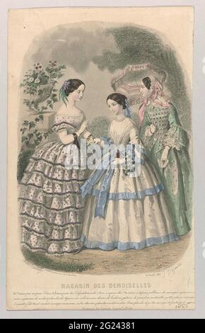 Magasin des Demoiselles, 25 Juillet 1855. Tre donne in giardino. A sinistra: Abito punteggiato con collo di stivale, maniche corte e bodice appuntito. Medio: Abito bianco decorato con archi blu chiaro e cravatta. Corona di fiori intorno al braccio. A destra: Giawon verde con maniche svasate larghe e maniche inferiori con zoom scalato. In mano un ombrello a righe rifinito con frange. Sotto la mostra alcune regole informazioni sulla rivista di moda. Stampa della rivista di moda Magasin des Demoiselles (1844-1896). Foto Stock