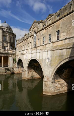 Ponte Pulteney sul fiume Avon nella città di Bath, patrimonio dell'umanità, a Somerset, Regno Unito Foto Stock