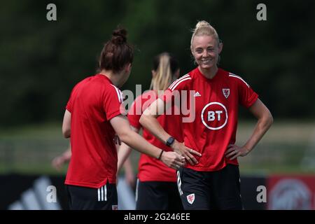 Hensol, Regno Unito. 8 giugno 2021. Sophie ingle of Wales Women and Chelsea (r) durante la sessione di allenamento della nazionale calcistica gallese Women a Hensol, nei pressi di Cardiff, martedì 8 giugno 2021. La squadra si prepara in vista della partita contro la Scozia la prossima settimana. Solo per uso editoriale, foto di Andrew Orchardl/Andrew Orchard sports photography/Alamy Live news Credit: Andrew Orchard sports photography/Alamy Live News Foto Stock