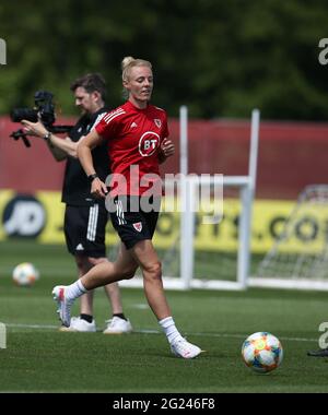 Hensol, Regno Unito. 8 giugno 2021. Sophie ingle of Wales Women and Chelsea (c) durante la sessione di allenamento della nazionale calcistica gallese Women a Hensol, nei pressi di Cardiff, martedì 8 giugno 2021. La squadra si prepara in vista della partita contro la Scozia la prossima settimana. Solo per uso editoriale, foto di Andrew Orchardl/Andrew Orchard sports photography/Alamy Live news Credit: Andrew Orchard sports photography/Alamy Live News Foto Stock