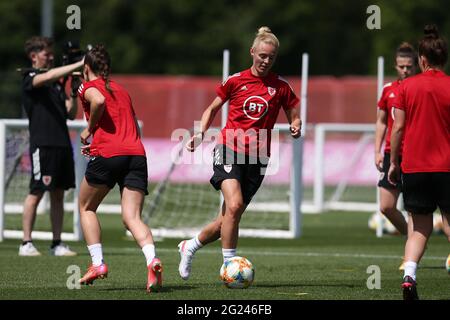 Hensol, Regno Unito. 8 giugno 2021. Sophie ingle of Wales Women and Chelsea (c) durante la sessione di allenamento della nazionale calcistica gallese Women a Hensol, nei pressi di Cardiff, martedì 8 giugno 2021. La squadra si prepara in vista della partita contro la Scozia la prossima settimana. Solo per uso editoriale, foto di Andrew Orchardl/Andrew Orchard sports photography/Alamy Live news Credit: Andrew Orchard sports photography/Alamy Live News Foto Stock