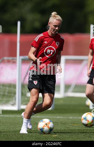 Hensol, Regno Unito. 8 giugno 2021. Sophie ingle of Wales Women and Chelsea (c) durante la sessione di allenamento della nazionale calcistica gallese Women a Hensol, nei pressi di Cardiff, martedì 8 giugno 2021. La squadra si prepara in vista della partita contro la Scozia la prossima settimana. Solo per uso editoriale, foto di Andrew Orchardl/Andrew Orchard sports photography/Alamy Live news Credit: Andrew Orchard sports photography/Alamy Live News Foto Stock