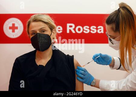 Roma, 10 marzo 2021. Somministrazione di vaccini anti-covidi presso il centro della Croce Rossa alla stazione Termini. Nella foto Tosca (Roma - 2021-03-10, Vincenzo li Foto Stock