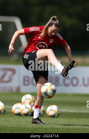 Hensol, Regno Unito. 8 giugno 2021. Esther Morgan of Wales donne in azione durante la sessione di allenamento della nazionale femminile di calcio a Hensol, vicino Cardiff, martedì 8 giugno 2021. La squadra si prepara in vista della partita contro la Scozia la prossima settimana. Solo per uso editoriale, foto di Andrew Orchardl/Andrew Orchard sports photography/Alamy Live news Credit: Andrew Orchard sports photography/Alamy Live News Foto Stock