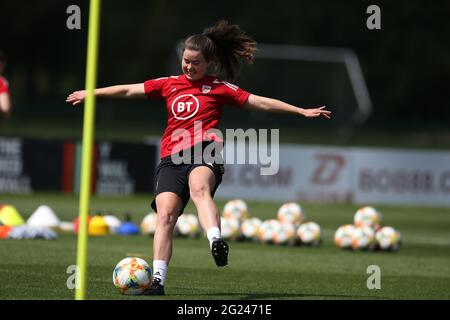 Hensol, Regno Unito. 8 giugno 2021. Esther Morgan of Wales donne in azione durante la sessione di allenamento della nazionale femminile di calcio a Hensol, vicino Cardiff, martedì 8 giugno 2021. La squadra si prepara in vista della partita contro la Scozia la prossima settimana. Solo per uso editoriale, foto di Andrew Orchardl/Andrew Orchard sports photography/Alamy Live news Credit: Andrew Orchard sports photography/Alamy Live News Foto Stock