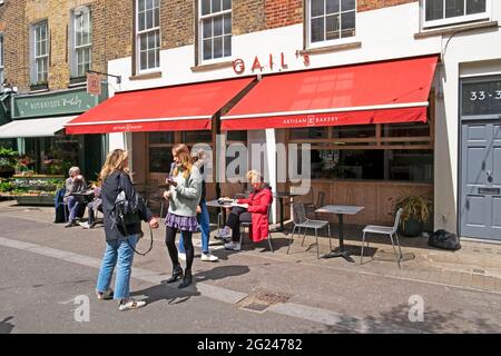 Persone giovani donne fuori Gail's Artisan Bakery in Exmouth Market Street a Clerkenwell Borough of Islington Londra EC1 Inghilterra UK KATHY DEWITT Foto Stock