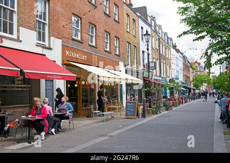 Scena di strada e vista della fila di negozi terrazzati e appartamenti Exmouth Market Street a Clerkenwell Borough di Islington Londra EC1 Inghilterra UK KATHY DEWITT Foto Stock