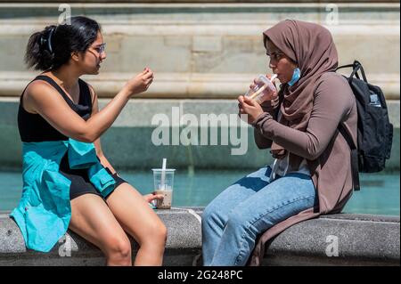 Londra, Regno Unito. 8 Giugno 2021. Il sole appare e il tempo comincia a riscaldarsi. La gente esce per godergli e per fare una pausa in Trafalgar Squarek Londra. Credit: Guy Bell/Alamy Live News Foto Stock