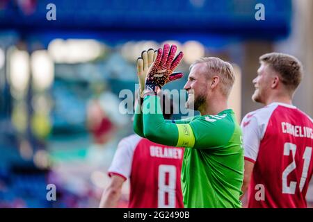 Brondby, Danimarca. 06 giugno 2021. Il portiere danese Kasper Schmeichel ringrazia i tifosi dopo il calcio amichevole tra la Danimarca e la Bosnia-Erzegovina allo stadio Brøndby. (Foto: Gonzales Photo - Robert Hendel). Foto Stock