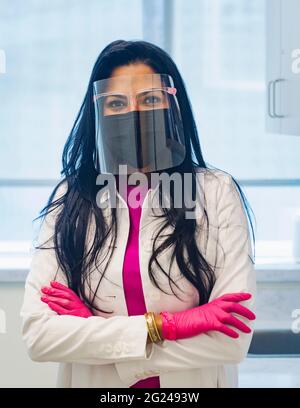 Ritratto di dottore donna che indossa maschera e visiera Foto Stock