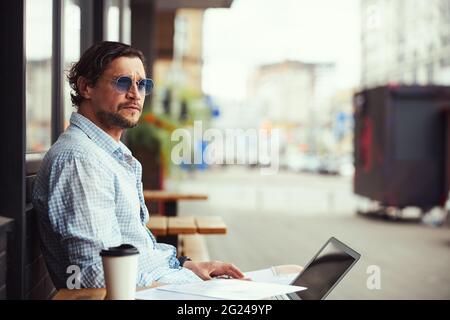 Bel uomo barbuto profondo in pensieri Foto Stock