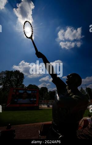 Parigi, Francia. 8 giugno 2021. Tennis: Grand Slam, apertura francese. Il sole splende sulla statua del tennista francese Jean Borotra sui terreni dello Stade Roland Garros. Credit: Frank Molter/dpa/Alamy Live News Foto Stock