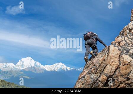 Francia, alta Savoia, Chamonix, Monte Bianco, uomo arrampicata parete rocciosa del Monte Bianco Foto Stock