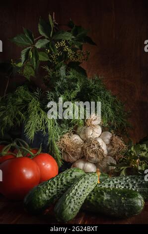verdure mature su sfondo di legno scuro in stile rustico Foto Stock
