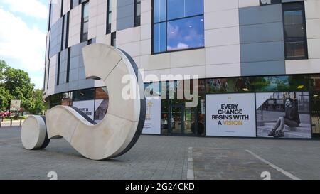 Ipswich, Suffolk - 8 giugno 2021: Scultura punto interrogativo di fronte all'edificio del campus UCS. Foto Stock