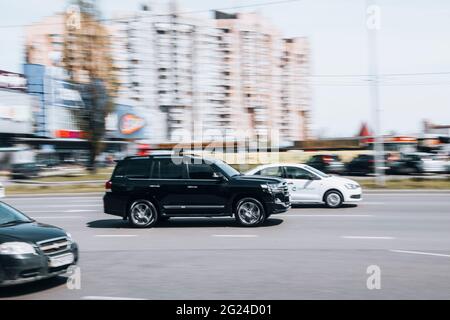 Ucraina, Kiev - 5 maggio 2021: Toyota Black Land Cruiser auto in movimento per la strada. Editoriale Foto Stock