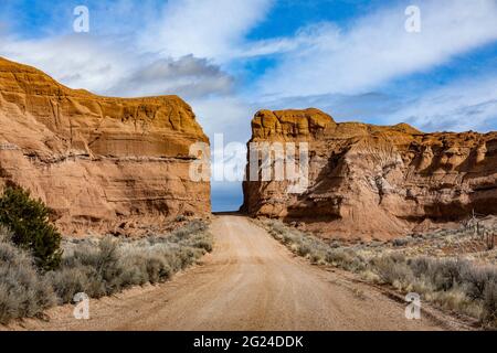 USA, Utah, Escalane, strada sterrata tra scogliere di arenaria nel Grand Staircase-Escalante National Monument Foto Stock