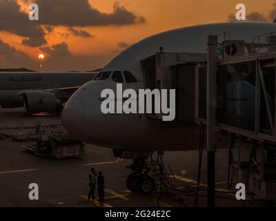 Airbus A380 al tramonto Foto Stock