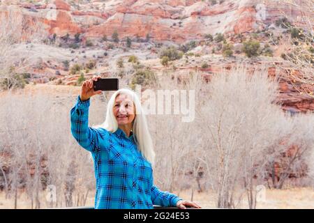 USA, Utah, Escalante, Donna che prende selfie in Grand Staircase-Escalante National Monument Foto Stock