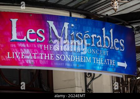 Londra, Regno Unito. 8 giugno 2021. Un cartello per Les Miserables al teatro Sondheim su Shaftesbury Avenue. Mentre i teatri del West End sono aperti, possono funzionare solo al 50% della capacità di pubblico in base alle attuali restrizioni. Continuano le preoccupazioni circa l'impatto della cosiddetta variante indiana sul completo allentamento delle restrizioni di blocco il 21 giugno. Credit: Stephen Chung / Alamy Live News Foto Stock